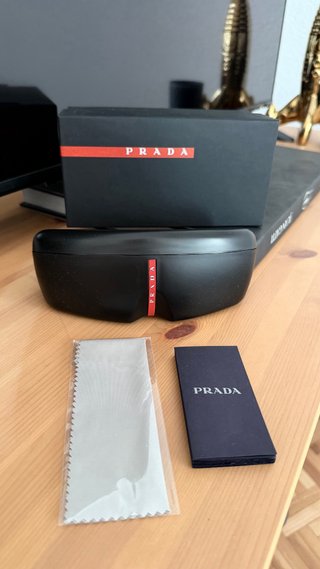 Gafas Prada Línea Rossa Negras y Rojas