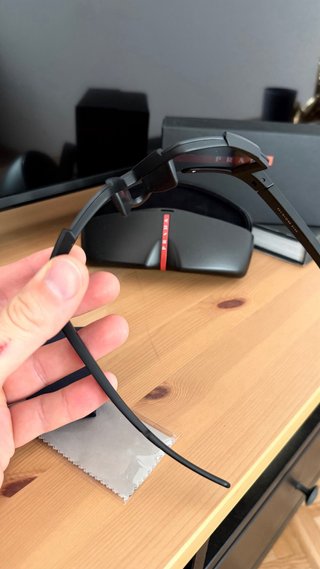 Gafas Prada Línea Rossa Negras y Rojas