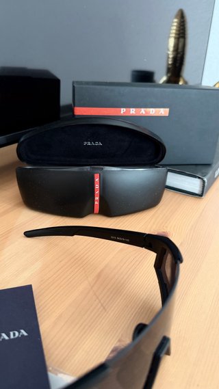 Gafas Prada Línea Rossa Negras y Rojas