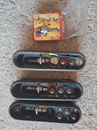 Lote 4 juegos bombillas y fusibles para coche.
