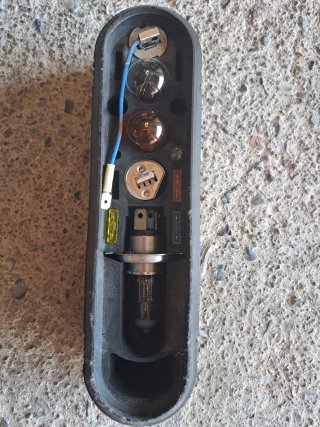 Lote 4 juegos bombillas y fusibles para coche.