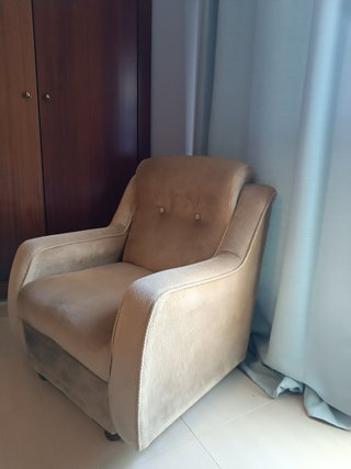 Sillón individual beige de tela