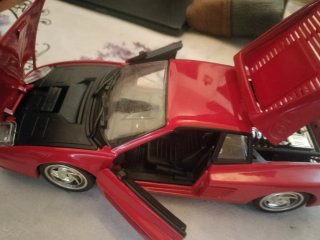 Coche de juguete rojo