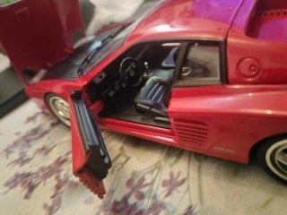 Coche de juguete rojo