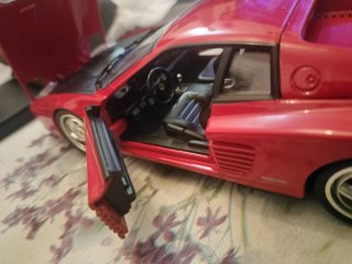 Coche de juguete rojo