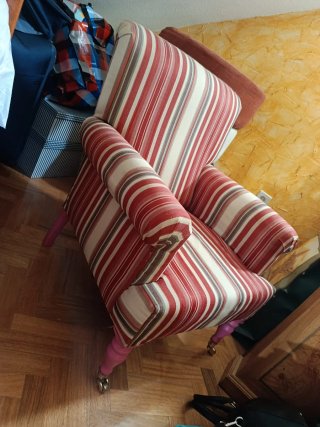 Sillón de tela a rayas