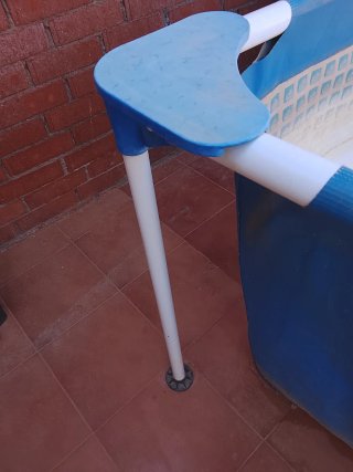 Piscina  4,5 metros por 2,2 metros; 84 cm de alto