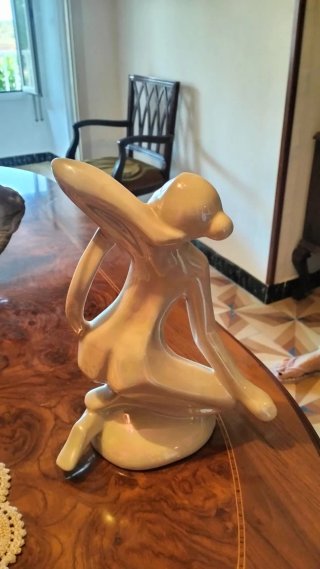 Figura de mujer de porcelana nacarada