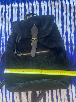 Mochila de piel negra