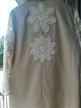 Giacca con pizzo beige e bianco