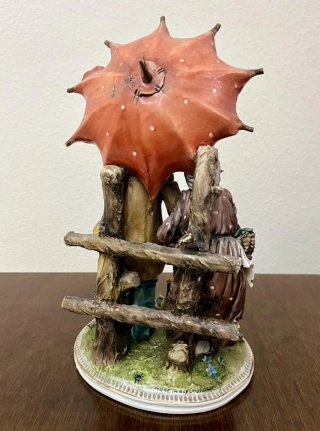 Figura Capodimonte Firmada - Pareja bajo paraguas.