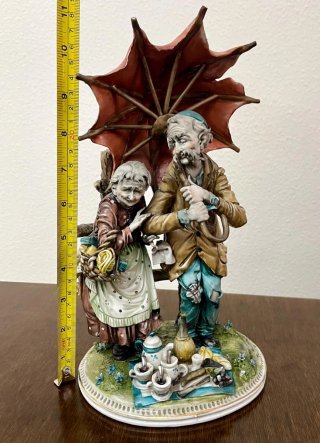 Figura Capodimonte Firmada - Pareja bajo paraguas.
