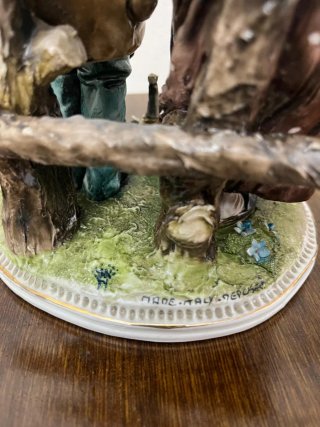 Figura Capodimonte Firmada - Pareja bajo paraguas.