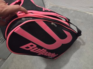 Paletero Bullpadel Negro y Rosa