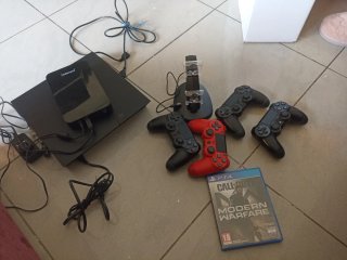 Consola PS4 con mandos y juego