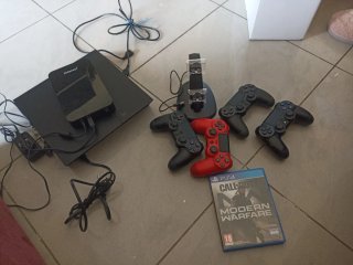 Consola PS4 con mandos y juego