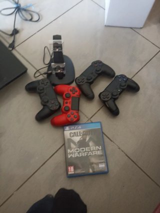 Consola PS4 con mandos y juego