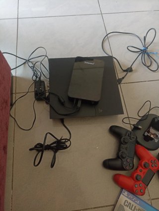Consola PS4 con mandos y juego