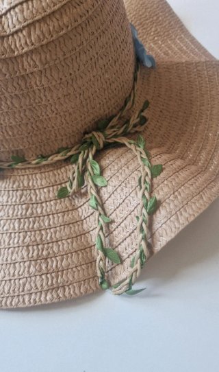 Cappello paglia tesa larga con fiori
