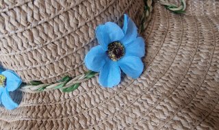 Cappello paglia tesa larga con fiori