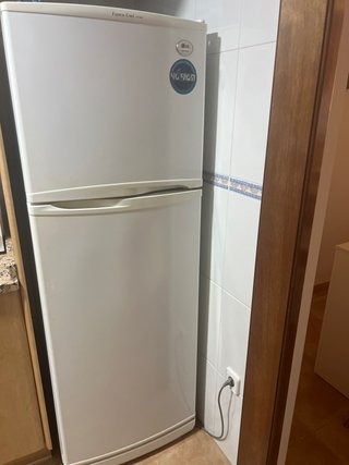 Nevera con congelador superior LG