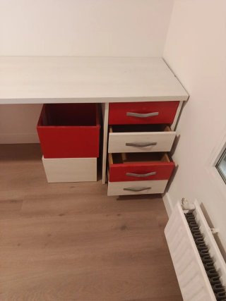 Escritorio blanco con cajonera roja