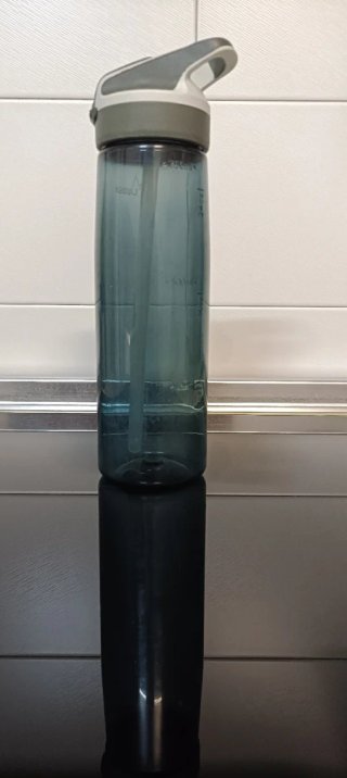 Botella de agua deportiva con pajita