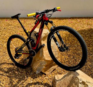 Mountain bike a sospensione completa 29" in carbonio