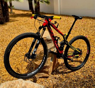 Mountain bike a sospensione completa 29" in carbonio