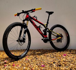 Mountain bike a sospensione completa 29" in carbonio