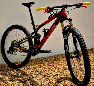 Mountain bike a sospensione completa 29" in carbonio
