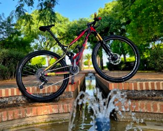 Mountain bike a sospensione completa 29" in carbonio