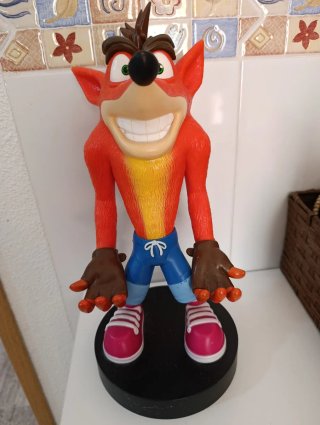 Soporte Crash Bandicoot para móvil o mandos PS.