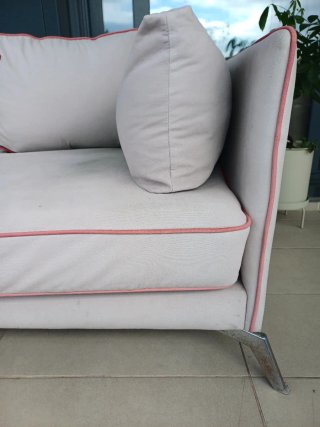 Sofá La Oca Color Topo con ribete granate