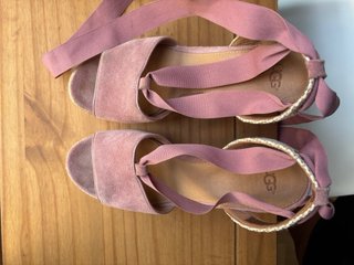 Sandalias cuña UGG rosas talla 39