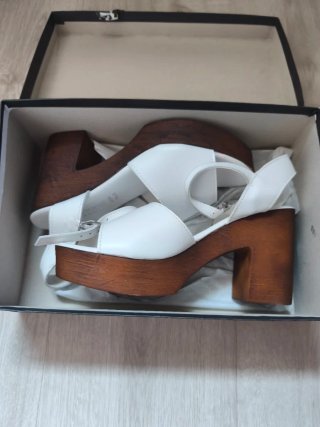 Sandalias blancas plataforma tacón madera