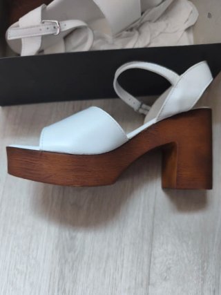 Sandalias blancas plataforma tacón madera