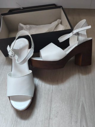 Sandalias blancas plataforma tacón madera