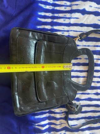 Bolso de mano negro. De puel