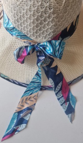 Cappello a tesa larga con fiori