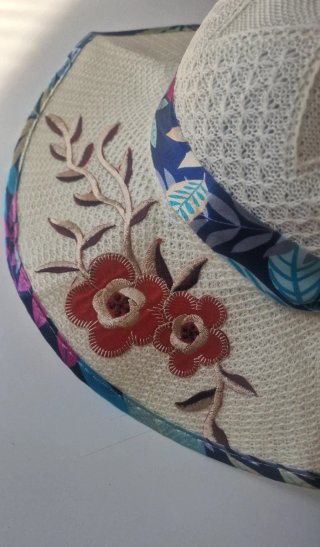 Cappello a tesa larga con fiori