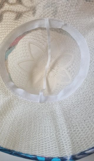 Cappello a tesa larga con fiori