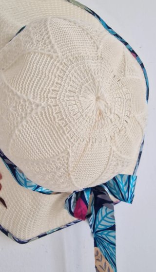 Cappello a tesa larga con fiori