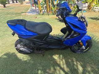 Moto Scooter 50cc Azul y Negra