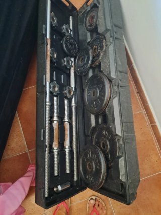 Caja de pesas con barras y discos