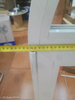 Ventana blanca con arco