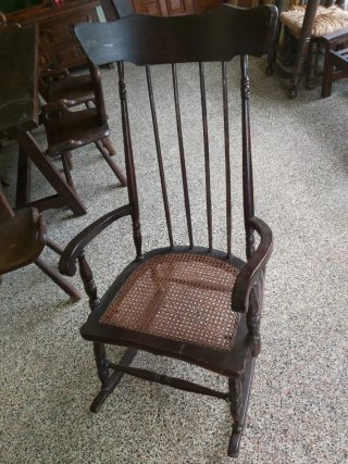 Mecedora de madera con asiento de ratán