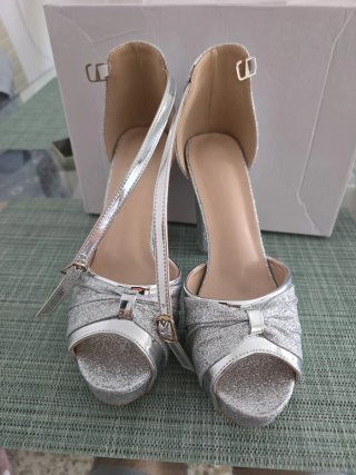 Zapatos de tacón plateados brillantes