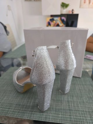 Zapatos de tacón plateados brillantes