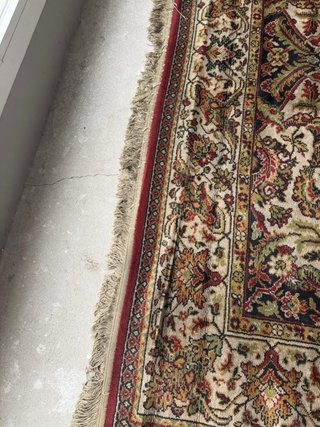 Alfombra persa clásica roja y multicolor